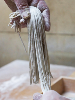 そば_持つDSC08100