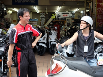 大_店長とお客2 (400x300)