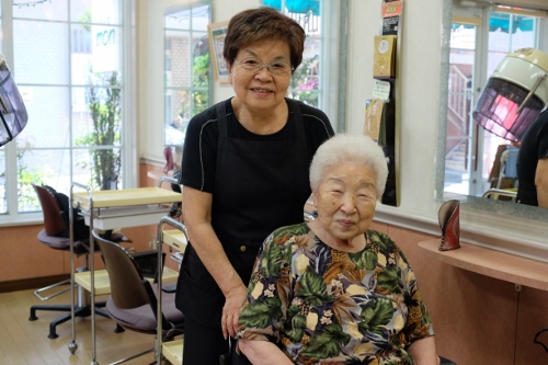 中_京子さんとお客様 (500x333)