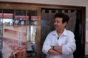 大_店主腕組み (300x200)