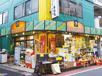 店の外観にも商品と手書きポップが