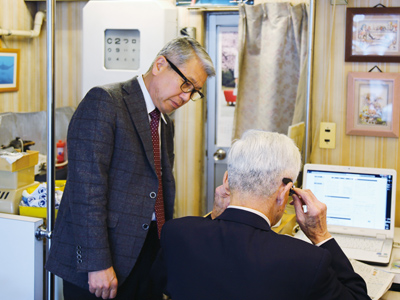 メガネの三浦01