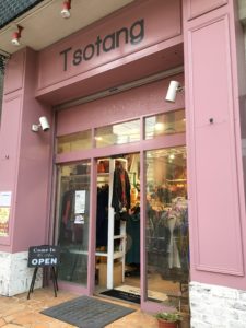 ギフトにもぴったり！ おしゃれでカラフルな服とアフリカ雑貨の店